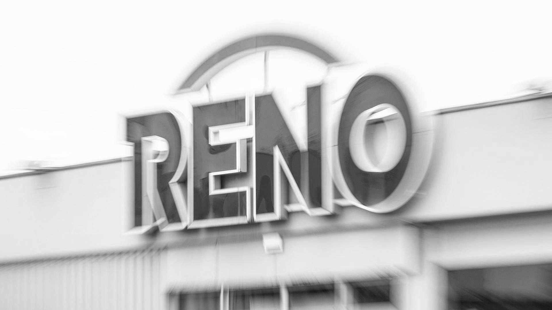 Das RENO Logo einer Filiale im Fokus